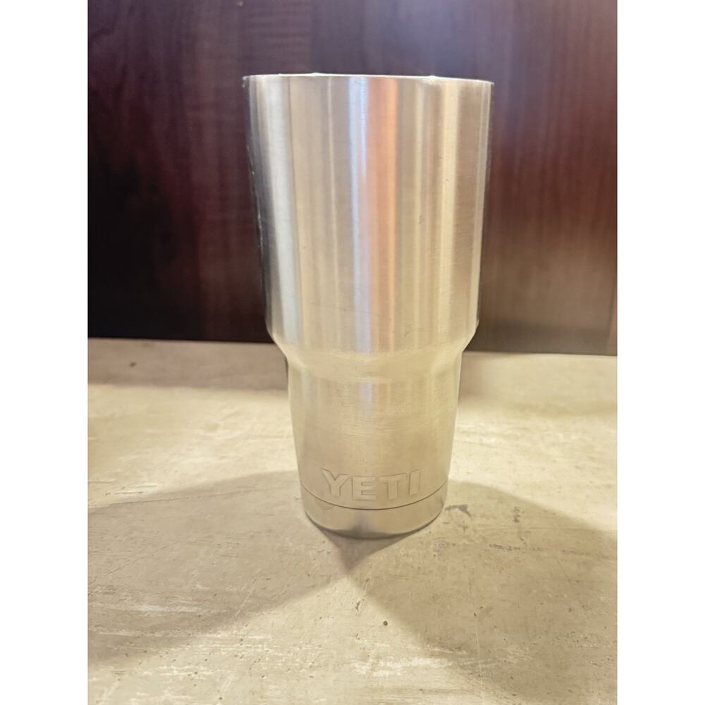 YETI Rambler Tumbler 30oz Stainless Steel Insulated Double Wall Original - Picture 2 of 5